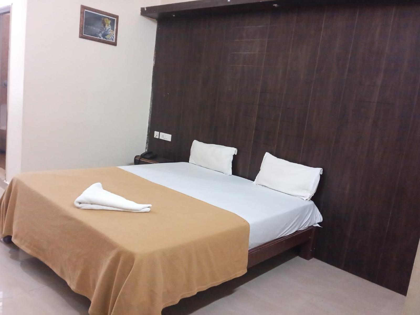 Grand Jp Inn Near 2 Km From Gundlupet Bus Stand Exterior foto